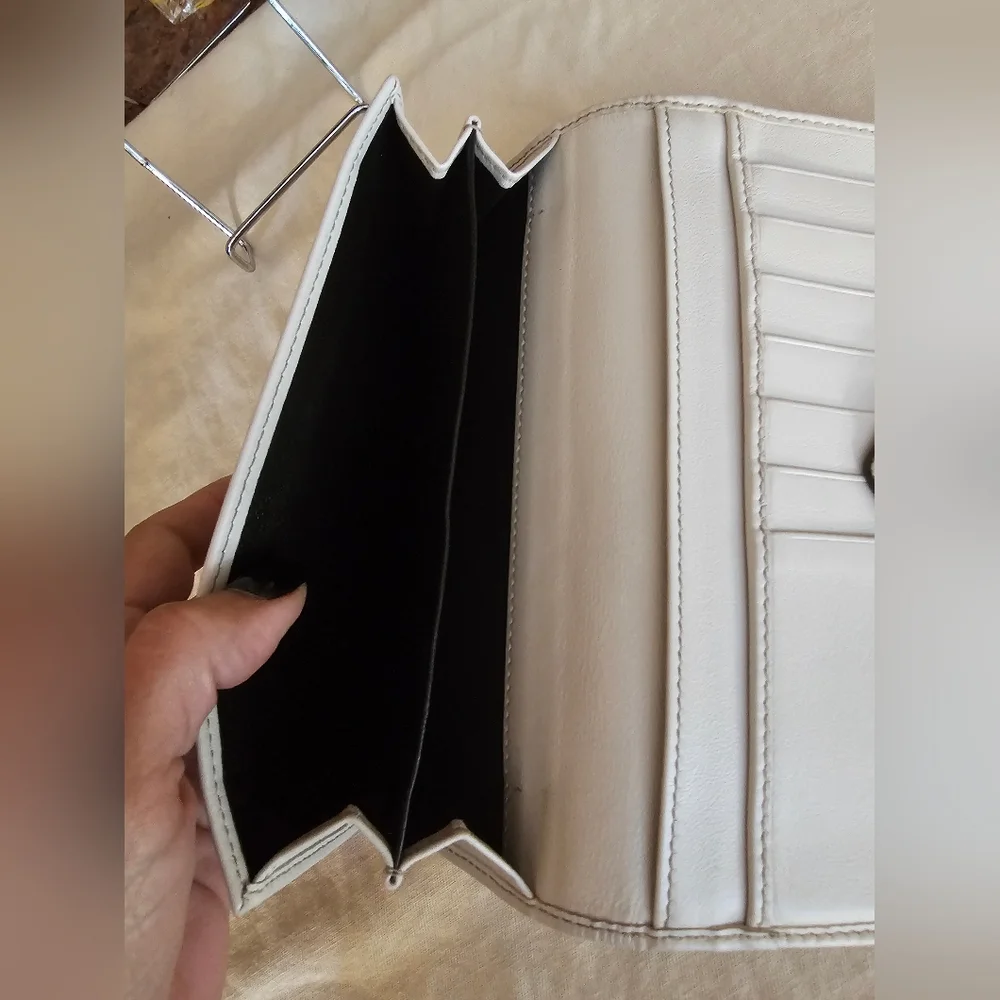 Vintage Gucci Wallet with Heart Detail - Picture 13 of 15